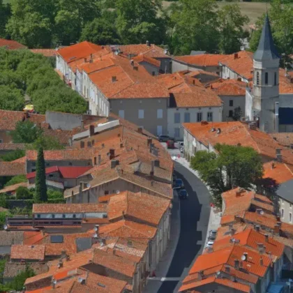 Vue aérienne du village de Dourgne avec sa rue principale et son église.