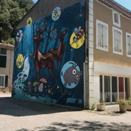 Fresque représentant des animaux sur une façade de maison à Durfort