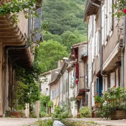 Ruelle emblématique du village de Durfort avec son ruisseau central au pied de la montagne Noire.