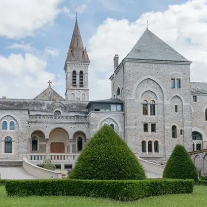 Vue de l'Abbaye bénédictine d'En Calcat à Dourgne, un lieu de sérénité à découvrir lors de votre séjour au Camping Saint Martin à Sorèze. Découvrez la paix et l'artisanat de l'Abbaye d'En Calcat à Dourgne, accessible rapidement depuis le camping Saint Martin à Sorèze.