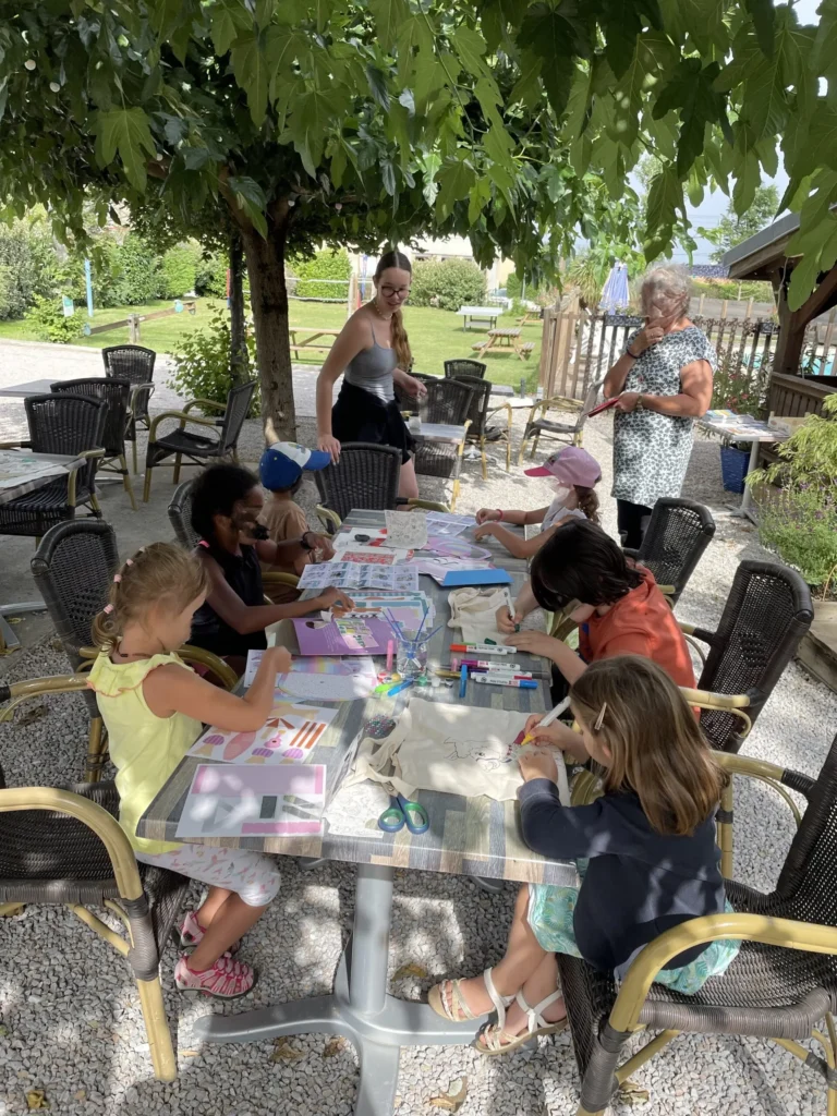 groupe d'enfants participant à une activité manuelle en plein air au camping Saint-Martin près de Revel