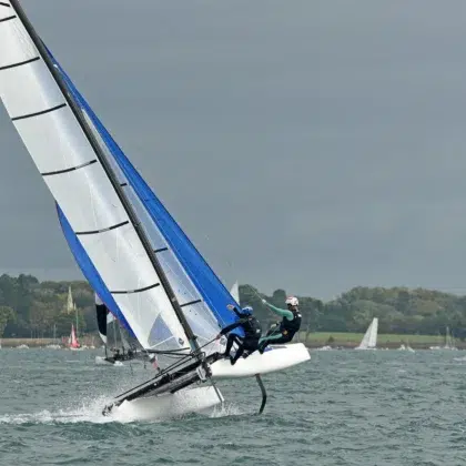 A faire 7 Voilier en pleine navigation sur le lac Saint-Ferréol, activité nautique idéale pour les amateurs de sensations fortes et de nature près du camping Saint-Martin dans le Tarn. Découvrez les activités nautiques sur le lac Saint-Ferréol, pour des moments d'aventure et de détente en pleine nature près du camping Saint-Martin dans le Tarn.