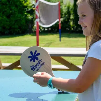 Activités 4 Enfant participant à une animation de jeux en plein air au camping Saint-Martin à Sorèze dans le Tarn, avec raquette personnalisée Flower Campings. Découvrez nos animations de jeux en plein air pour enfants au camping Saint-Martin à Sorèze dans le Tarn, pour des vacances ludiques et inoubliables.