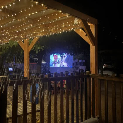 Activités 6 Animation cinéma en plein air au camping Saint-Martin dans le Tarn, avec écran géant et guirlandes lumineuses pour des soirées magiques en famille. Vivez des soirées magiques avec notre animation cinéma en plein air au camping Saint-Martin à Soreze dans le Tarn.