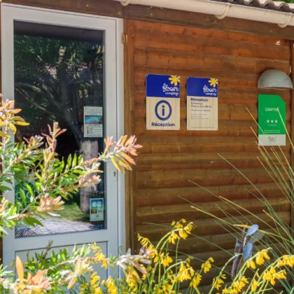 Accueil 21 Bureau d'accueil du Flower Camping Saint Martin, proche de Castres dans le Tarn, avec signalétique et panneau d'informations. Un espace convivial pour un accueil personnalisé et des conseils pour vos vacances en camping. Bienvenue au bureau d'accueil du Flower Camping Saint Martin, proche de Castres, où notre équipe est prête à vous conseiller pour des vacances inoubliables.