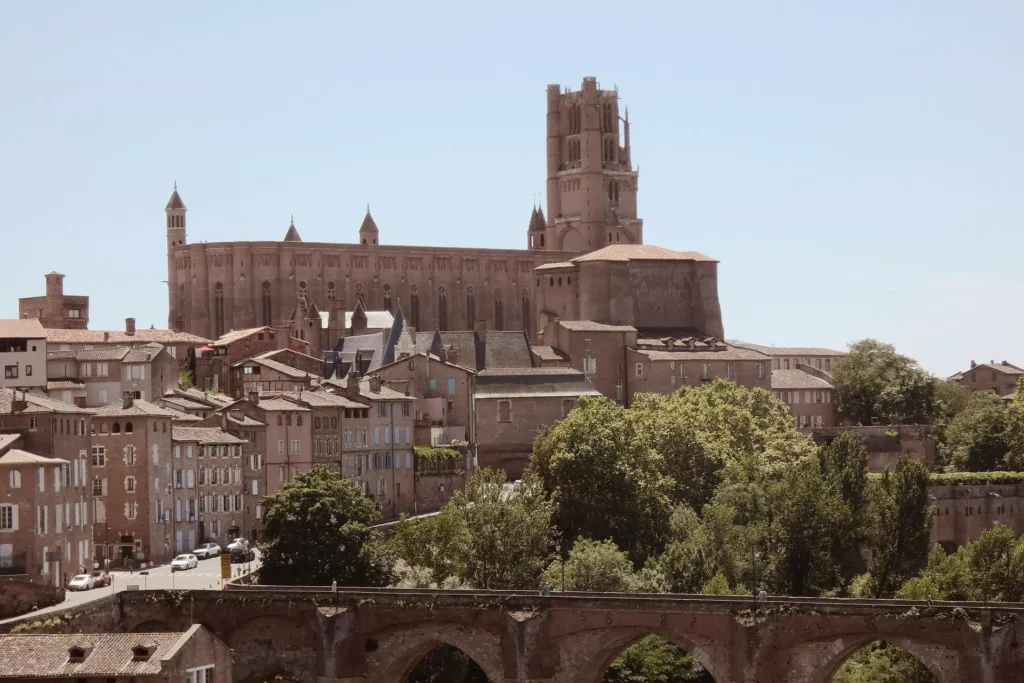 Vue de la cathédrale Sainte-Cécile d’Albi, site incontournable du Tarn en Occitanie