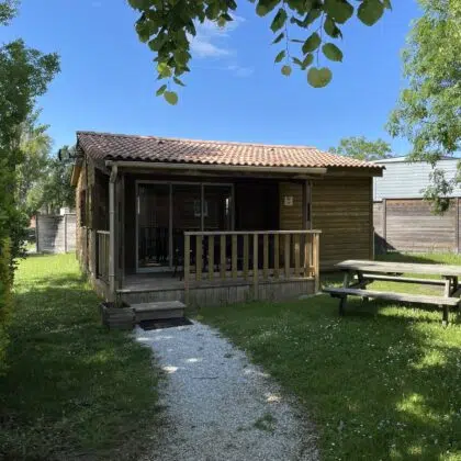 Chalet confortable au camping Saint-Martin, entouré de verdure et idéal pour des activités de randonnée en pleine nature. Profitez de votre séjour dans notre chalet confortable au camping Saint-Martin, parfait pour des activités de randonnée et des vacances en pleine nature.