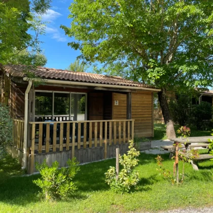 Chalet premium au camping familial Saint-Martin proche de Revel, entouré de verdure et doté d'une terrasse en bois pour des vacances en pleine nature. Découvrez notre chalet premium au camping Saint-Martin, proche de Revel, pour des vacances en famille au cœur de la nature.