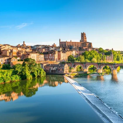 Accueil 30 Vue panoramique de la cité d'Albi avec la cathédrale Sainte-Cécile et le pont sur le Tarn en Occitanie, reflétés dans les eaux calmes du Tarn. Découvrez la beauté de la cité d'Albi avec sa majestueuse cathédrale Sainte-Cécile et son pont emblématique sur le Tarn, un joyau du patrimoine occitan.