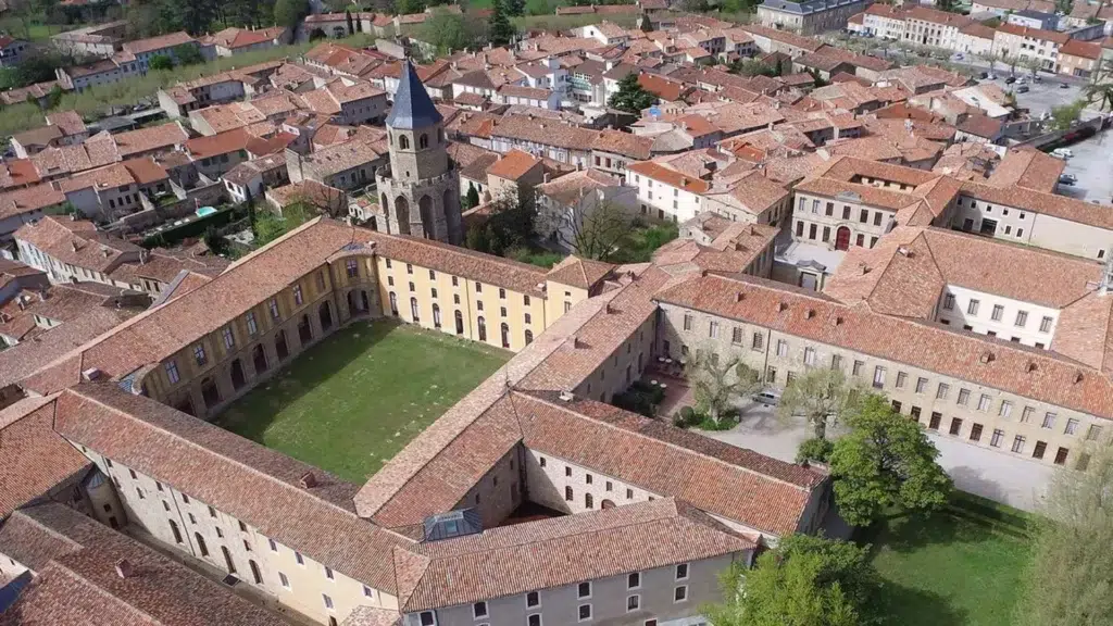 Vue aérienne panoramique de la cité de Sorèze et de Sorèze, classé "Grand Site Occitanie", située au cœur du village historique à quelques minutes du Camping Saint Martin.