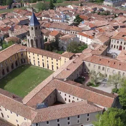 Vue aérienne panoramique de la cité de Sorèze et de Sorèze, classé 