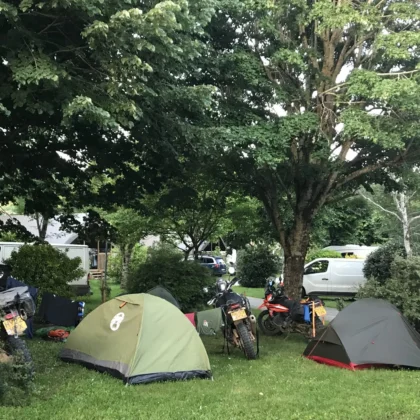 Emplacements de camping en pleine nature au camping Saint Martin, proches du lac Saint-Ferréol, avec tentes et motos sous les arbres. Idéal pour des vacances en plein air et des moments de détente au cœur de la nature. Profitez de nos emplacements de camping en pleine nature, proches du lac Saint-Ferréol, pour des vacances authentiques et reposantes au camping Saint Martin.