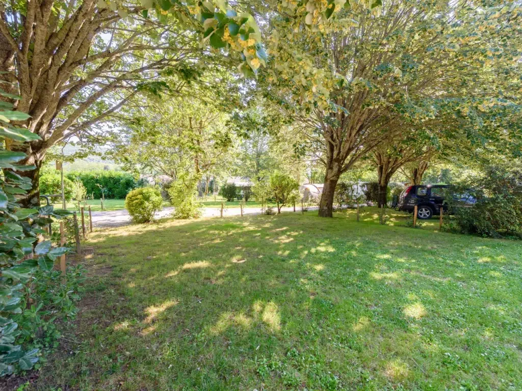 Emplacement nature spacieux et ombragé au camping Saint-Martin, proche du lac Saint-Ferréol.