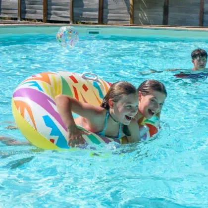 Enfants s'amusant dans la piscine du camping Saint-Martin, près du lac Saint-Ferréol dans le Tarn, pour des vacances en famille pleines de joie et de détente. Des moments de joie et de détente pour les enfants dans la piscine du camping Saint-Martin, près du lac Saint-Ferréol dans le Tarn.