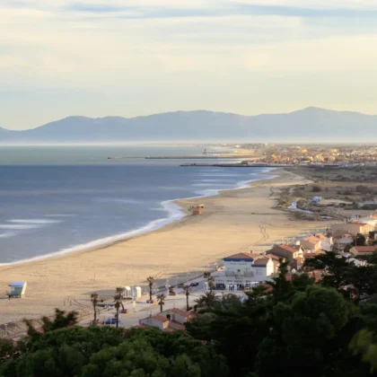 Vue panoramique de la plage de Leucate, accessible en journée depuis le Camping Saint Martin à Sorèze dans le Tarn. Profitez de votre séjour au camping pour découvrir les plages de l'Aude et des Pyrénées-Orientales à seulement 1h30 de votre location.