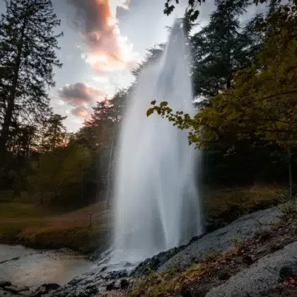 La Gerbe d'eau au Lac de Saint-Ferréol, une curiosité à découvrir à proximité immédiate du Camping Saint Martin à Sorèze. Admirez la puissance de la Gerbe de Saint-Ferréol lors de vos randonnées au départ du camping Saint Martin dans le Tarn.