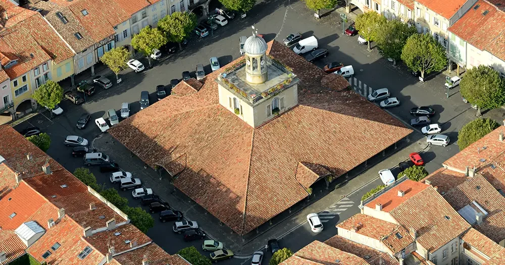 Vue aérienne de la Halle de Revel et de son beffroi, célèbre pour son marché du samedi matin à quelques minutes du Camping Saint Martin à Sorèze.