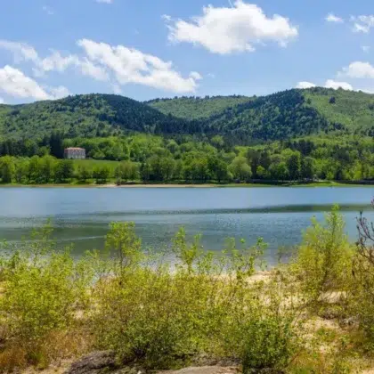 Vue du Lac de Saint-Ferréol et de ses plages, situé à quelques minutes du Camping Saint Martin à Sorèze. Profitez de la baignade et des sports nautiques au Lac de Saint-Ferréol lors de votre séjour dans nos hébergements tout confort.