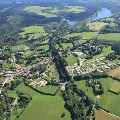 Vue panoramique aérienne du village des Cammazes et de son lac dans le Tarn, une escapade nature incontournable à quelques minutes du Camping Saint Martin à Sorèze.