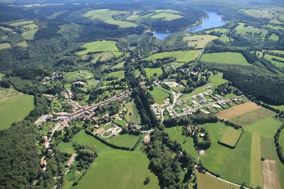 Vue panoramique aérienne du village des Cammazes et de son lac dans le Tarn, une escapade nature incontournable à quelques minutes du Camping Saint Martin à Sorèze.