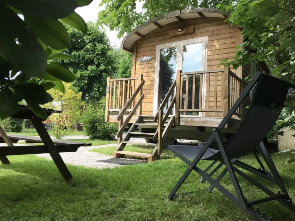 Logement insolite avec espace ombragé au camping Saint-Martin proche de Revel, entouré de verdure et idéal pour des vacances originales en pleine nature.