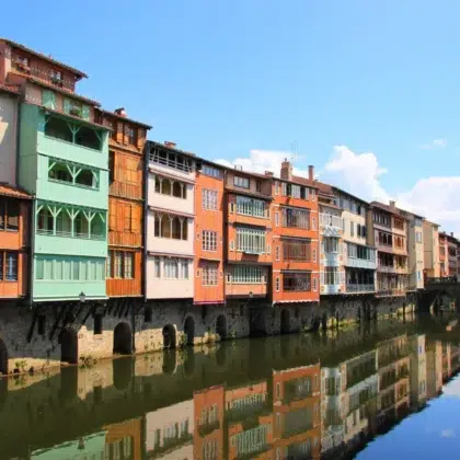 Accueil 29 Maisons colorées typiques au bord de la rivière l'Agout à Castres en Occitanie, reflétées dans l'eau, représentant le patrimoine architectural local. Découvrez les charmantes maisons colorées au bord de l'Agout à Castres, un joyau du patrimoine architectural de l'Occitanie.