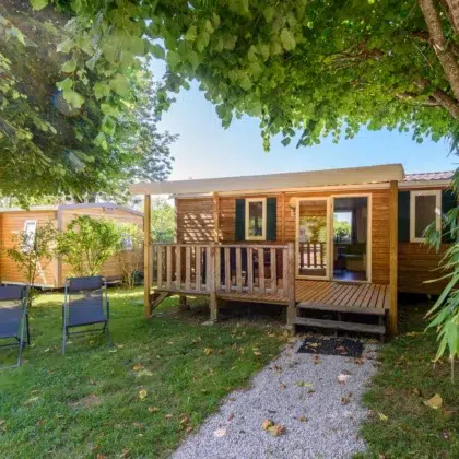 Mobil-home en bois avec terrasse dans un cadre calme et verdoyant au camping Saint Martin, proche de Carcassonne. Idéal pour des vacances reposantes en pleine nature avec tout le confort moderne. Détendez-vous dans nos mobil-homes en bois, niché dans un cadre calme et verdoyant, proche de Carcassonne, pour des vacances inoubliables au camping Saint Martin.