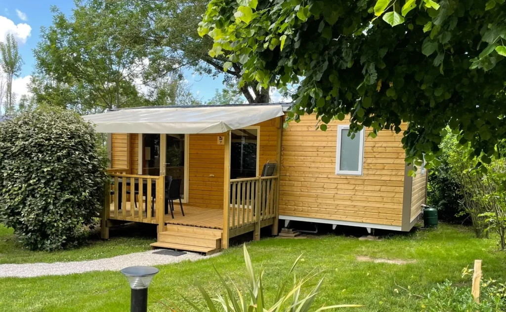 Mobil-home avec terrasse en bois dans un cadre verdoyant au camping Saint Martin, proche du centre de Sorèze. Idéal pour des vacances en famille ou en couple au cœur de la nature.