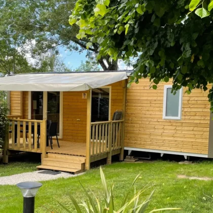 Mobil-home avec terrasse en bois dans un cadre verdoyant au camping Saint Martin, proche du centre de Sorèze. Idéal pour des vacances en famille ou en couple au cœur de la nature. Détendez-vous dans nos mobil-homes au cœur d’un cadre verdoyant, proche du centre de Sorèze, pour des vacances reposantes et naturelles.