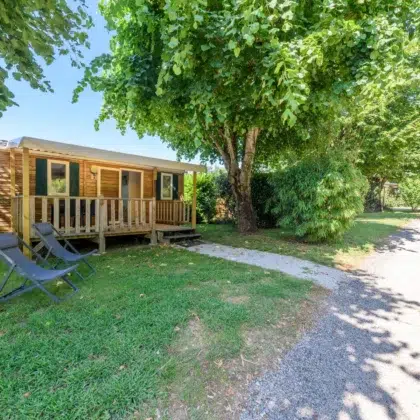 Mobil-home en cadre verdoyant proche de Toulouse, avec terrasse en bois et transats pour des vacances reposantes en pleine nature. Profitez de votre séjour dans notre mobil-home en cadre verdoyant proche de Toulouse, idéal pour des vacances reposantes en pleine nature.