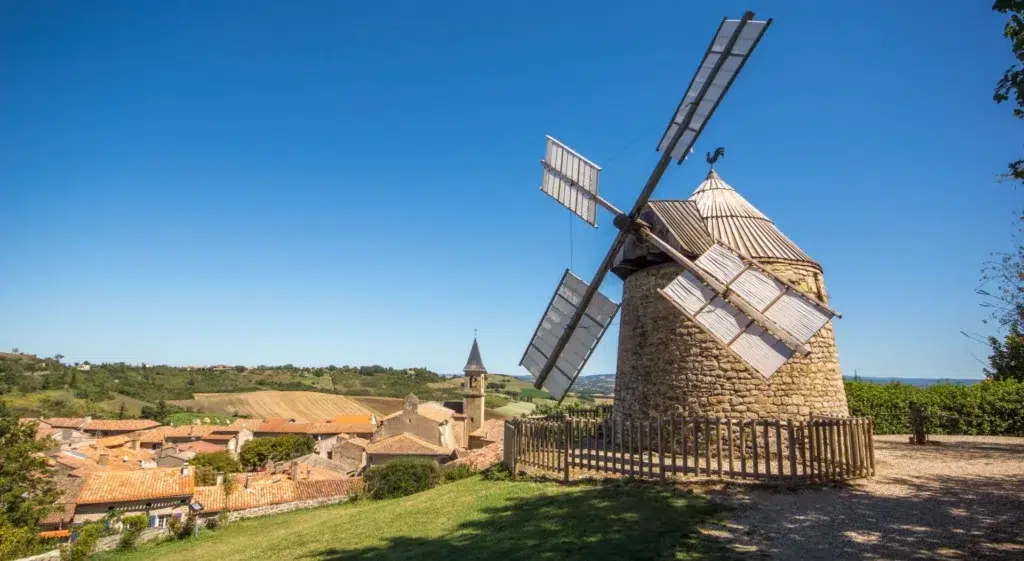 Le célèbre moulin à vent de Lautrec surplombant le village médiéval, une étape incontournable à découvrir depuis le Camping Saint Martin à Sorèze.