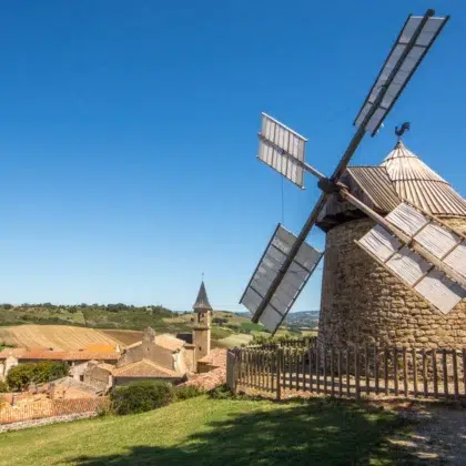 Le célèbre moulin à vent de Lautrec surplombant le village médiéval, une étape incontournable à découvrir depuis le Camping Saint Martin à Sorèze. Explorez Lautrec et ses paysages vallonnés lors de vos vacances au camping Saint Martin dans le Tarn.
