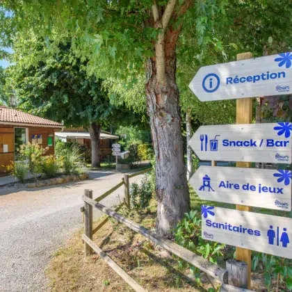 Accueil 22 Panneaux d'indication pour la réception, le snack/bar, l'aire de jeux et les sanitaires au Flower Camping, dans un cadre verdoyant et calme. Idéal pour guider les visiteurs et faciliter leur séjour en camping. Trouvez facilement votre chemin au Flower Camping grâce à nos panneaux d'indication pour la réception, le snack/bar, l'aire de jeux et les sanitaires, dans un cadre verdoyant et calme.