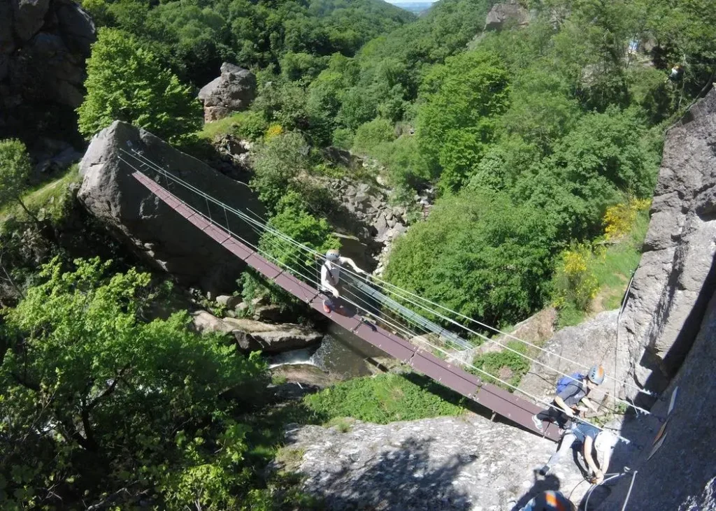 Passerelle de la via ferrata de Durfort. Activité d'aventure en pleine nature pour les amateurs de sensations fortes et de paysages spectaculaires.
