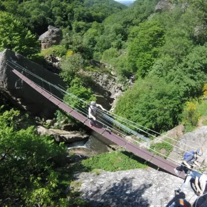 Accueil 23 Passerelle de la via ferrata de Durfort. Activité d'aventure en pleine nature pour les amateurs de sensations fortes et de paysages spectaculaires. Découvrez la via ferrata de Durfort, à seulement 3 km du camping Saint Martin à Sorèze, pour une aventure en hauteur au cœur de paysages naturels époustouflants.