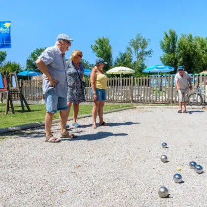 Activités 8 Famille jouant à la pétanque en pleine nature au camping Saint-Martin proche de Revel dans le Tarn, sous un ciel ensoleillé et entouré de verdure. Profitez de moments conviviaux en jouant à la pétanque en pleine nature au camping Saint-Martin, proche de Revel dans le Tarn.