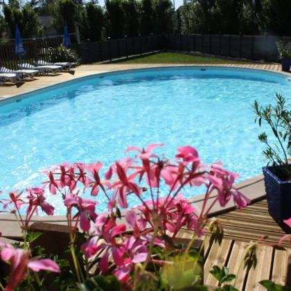 Piscine extérieure chauffée du camping familial Saint Martin à Sorèze, entourée d’une terrasse en bois, de transats et de plantes fleuries. Idéale pour des moments de détente en famille, proche d’Albi et de la Montagne Noire. Profitez de notre piscine extérieure chauffée au camping Saint Martin, un espace de détente en plein cœur de la nature, proche d’Albi.