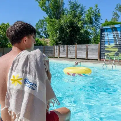 Piscine chauffée du Camping Saint Martin à Revel dans le Tarn près de Castres Moment détente à la piscine chauffée du Camping Saint Martin à Revel près de Castres.