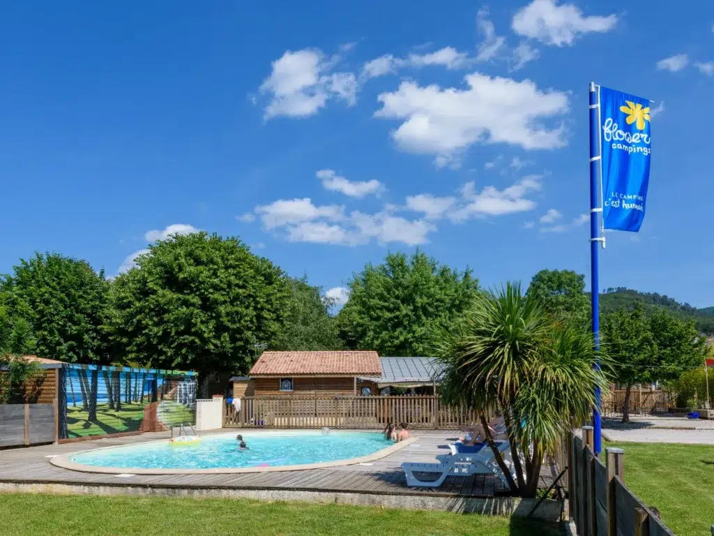 Piscine en pleine nature entourée de verdure en Montagne Noire au camping Saint-Martin dans le Tarn