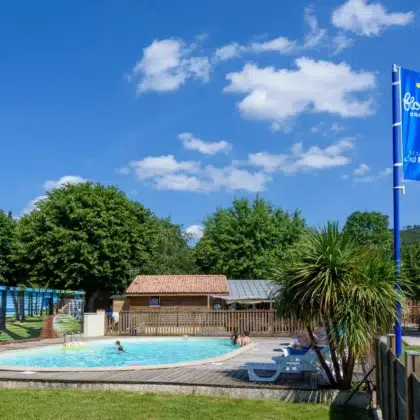 Piscine en pleine nature entourée de verdure en Montagne Noire au camping Saint-Martin dans le Tarn Profitez de notre piscine en pleine nature en Montagne Noire au camping Saint-Martin, pour des moments de détente et de baignade en famille.