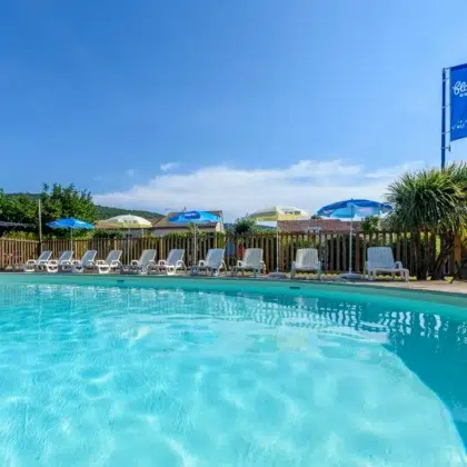 Piscine extérieure avec vue dégagée sur la Montagne Noire au camping Saint Martin à Sorèze, entourée de transats et parasols pour des moments de détente en plein air. Profitez de notre piscine avec vue imprenable sur la Montagne Noire, idéale pour des moments de détente au camping Saint Martin.