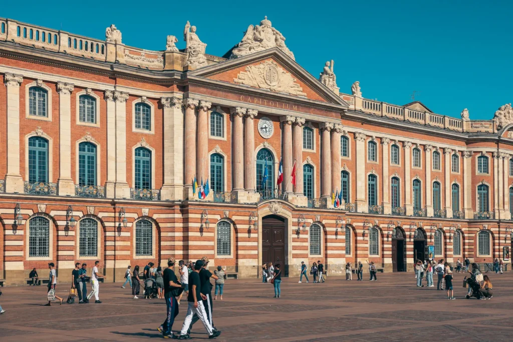 La place du Capitole à Toulouse, visite touristique proche du Camping Saint Martin dans le Tarn