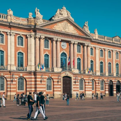La place du Capitole à Toulouse, visite touristique proche du Camping Saint Martin dans le Tarn La célèbre place du Capitole à Toulouse, située à environ une heure du Camping Saint Martin.