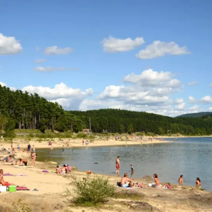 Lac de Saint-Ferréol 3 Baignade et détente sur la plage du Lac de Saint-Ferréol, à seulement 5 minutes du Camping Saint Martin à Sorèze. Profitez des plaisirs de l'eau au Lac de Saint-Ferréol pendant votre séjour au camping Saint Martin à Sorèze.