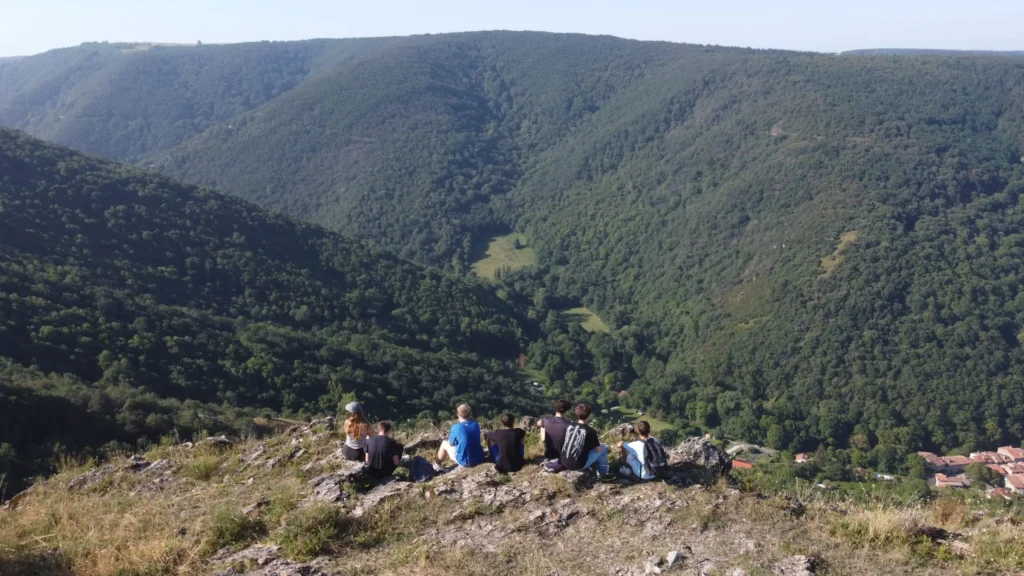 Randonnée en groupe dans la Montagne Noire, près du camping Saint Martin à Sorèze, avec vue panoramique sur les collines verdoyantes. Idéal pour des activités en plein air et des vacances sportives en famille ou entre amis.