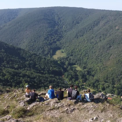 Randonnée en groupe dans la Montagne Noire, près du camping Saint Martin à Sorèze, avec vue panoramique sur les collines verdoyantes. Idéal pour des activités en plein air et des vacances sportives en famille ou entre amis. Randonnez dans la Montagne Noire, près du camping Saint Martin, des paysages à couper le souffle et des moments inoubliables vous y attendent en pleine nature.
