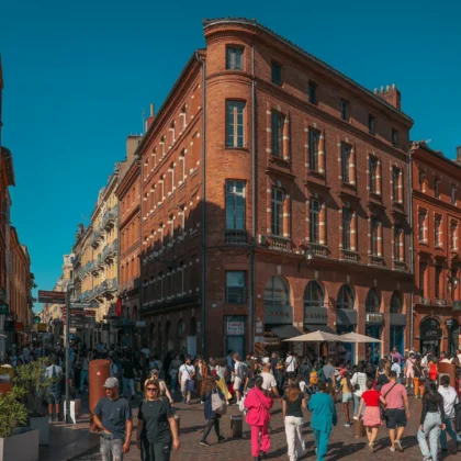 Centre-ville animé de Toulouse en Occitanie à visiter près du Camping Saint Martin Une rue animée du centre-ville de Toulouse, destination incontournable lors d’un séjour au Camping Saint Martin.