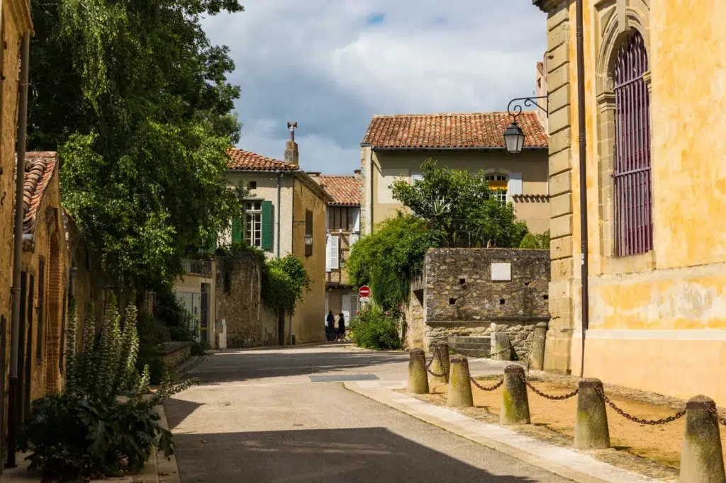 Rue de Sorèze au cœur de l'Occitanie dans le Tarn.