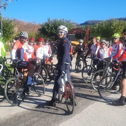 A faire 6 Groupe de cyclistes en tenue posant avant une sortie cyclosportive à Sorèze dans le Tarn, avec paysages verdoyants en arrière-plan. Rejoignez notre club pour des sorties cyclosportives à Sorèze dans le Tarn, et explorez les paysages magnifiques de la région.