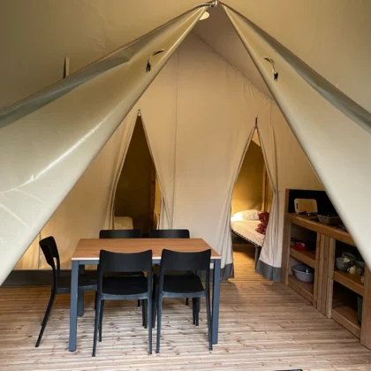 Tente lodge spacieuse et confortable au Flower camping Saint-Martin proche d'Albi, avec espace salon, cuisine équipée et chambre cosy. Découvrez notre tente lodge au Flower camping Saint-Martin, proche d'Albi, pour des vacances insolites et confortables en pleine nature.